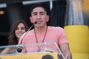 Santa Cruz dedicates Mares rematch to father battling cancer