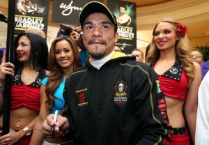 Juan Manuel Marquez Advising Iran Diaz For Sor Rungvisai Shot