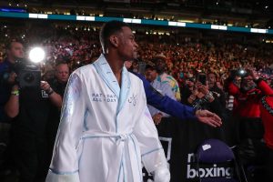 Jacobs gets W after Chavez quits, chaos ensues in Phoenix