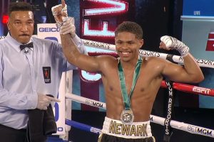 Stevenson dominates Caraballo in return, injures hand