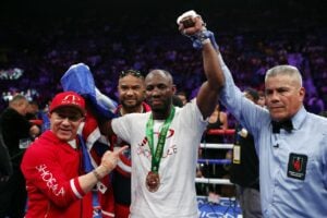 Ugas outclasses Ramos, judges give him split decision