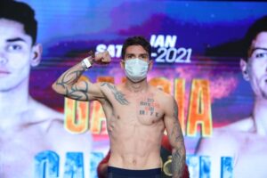 Roger Gutierrez Drops Rene Alvarado Three Times, Wins WBA Title With Close Decision