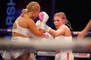 Shannon Courtenay beats Ebanie Bridges to win battle of the blonde bruisers