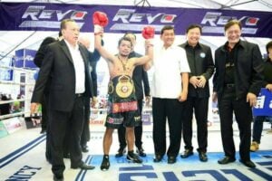 Thammanoon Niyomtrong Knocks Out Robert Paradero In 5th Round, Retains WBA Title