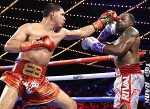 Edgar Berlanga outlasts Steve Rolls