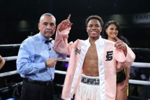 Lightweight prospect Floyd Schofield blasts Daniel Rosas in opening round