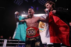 Luis Alberto Lopez edges Josh Warrington in hard-fought maj. decision, wins IBF featherweight title