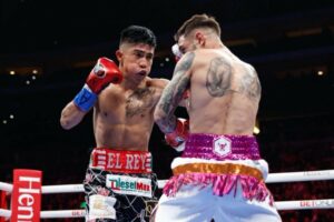 Julio Cesar Martinez outpoints Samuel Carmona in dud of a fight, defends WBC flyweight title