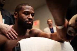 Floyd Mayweather Jr. Toys With Aaron Chalmers For 8 Rounds In London Exhibition