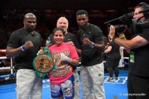 Marlen Esparza defends her Ring belt against Celeste Alaniz in a war