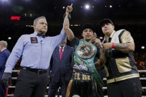 Julio Cesar Martinez outlasts Angelino Cordova to retain the WBC fly title