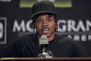 Spence Backs Crawford to Beat Canelo: 'He’s Chasing Greatness'