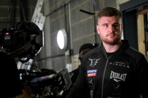 Rhiannon Dixon-Terri Harper head back to Sheffield after Johnny Fisher withdraws