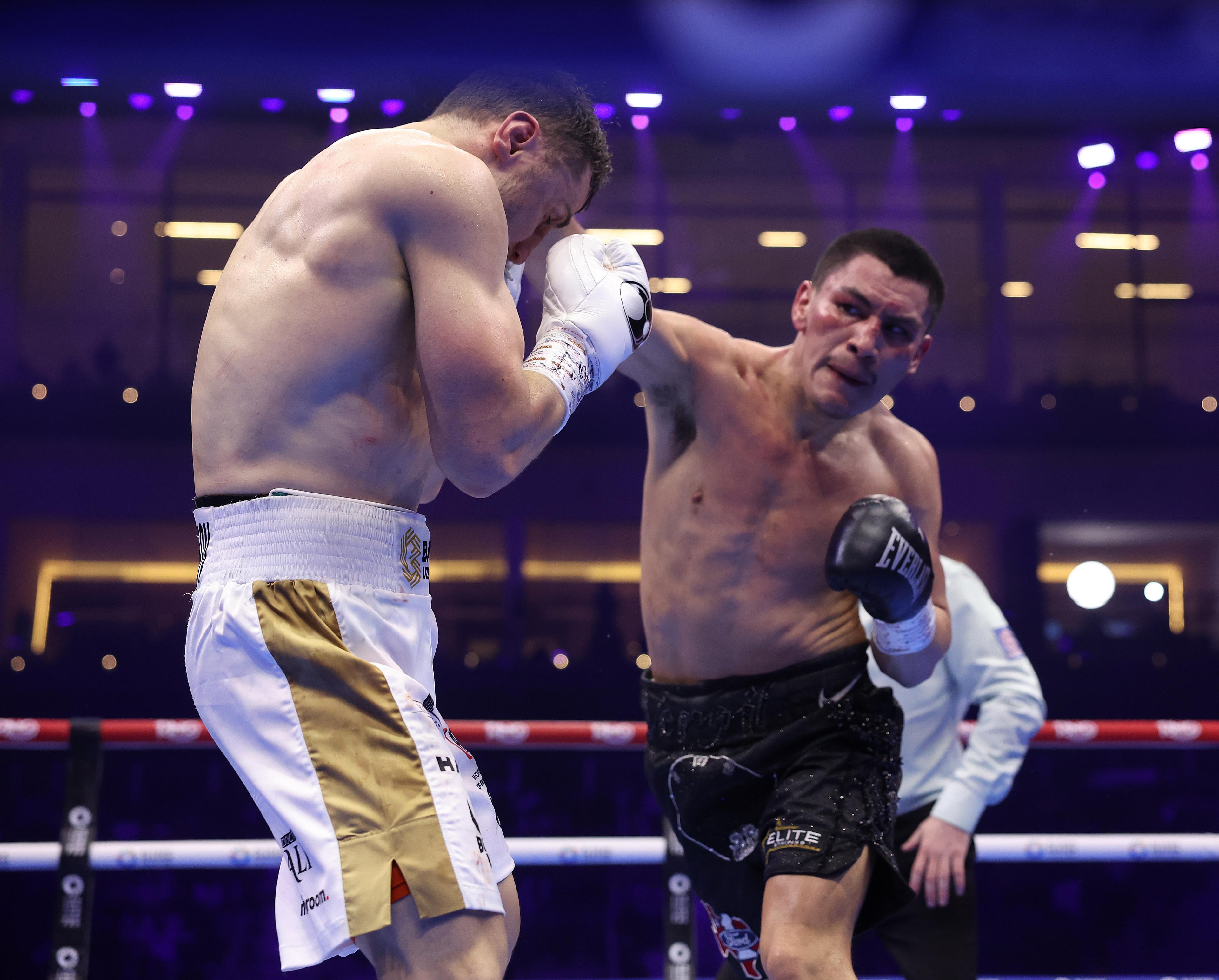 Vergil Ortiz did better against Israil Madrimov than Terence Crawford, says Oscar De La Hoya