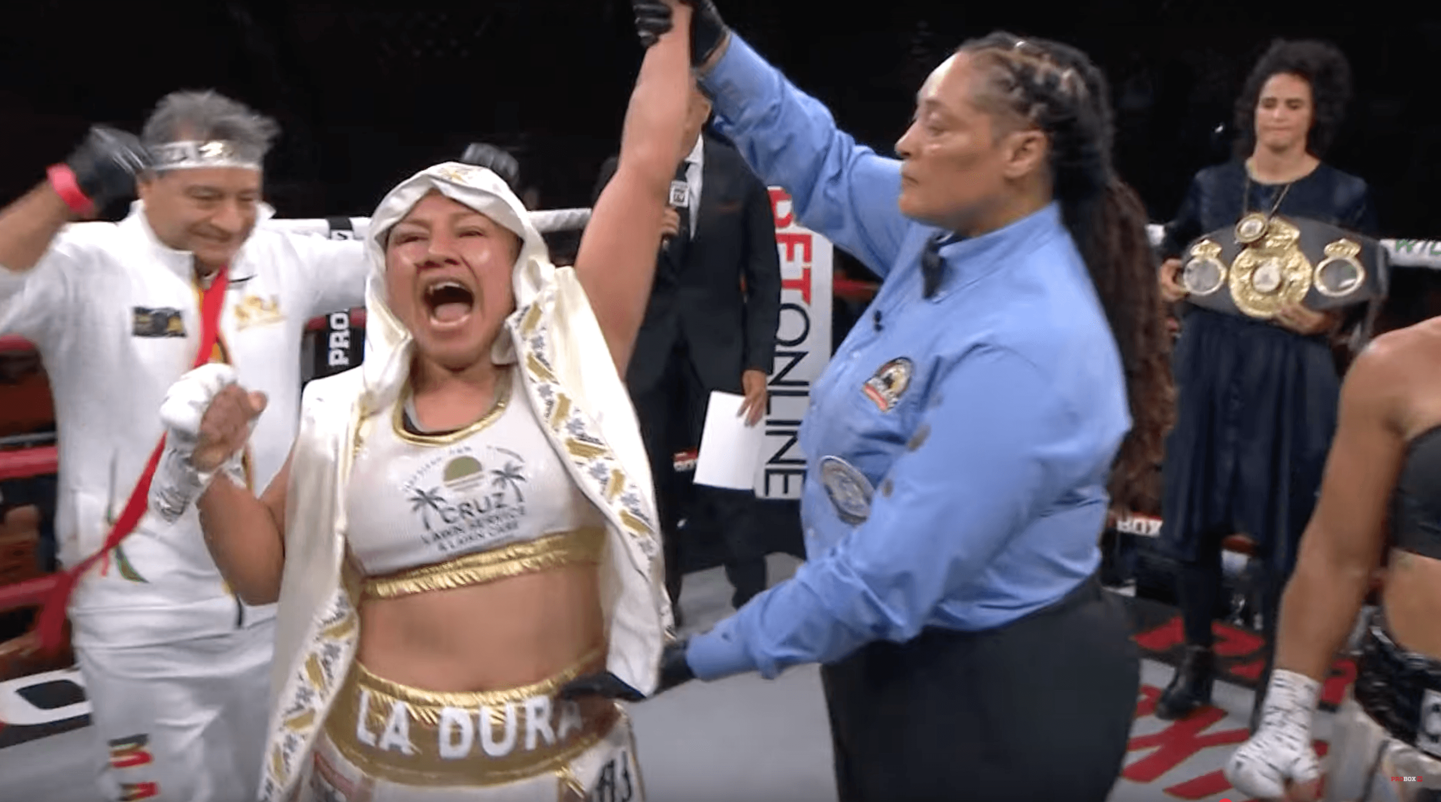 Mayelli Flores Rosquero takes WBA title from Nazarena Romero