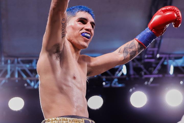 Fernando Martinez survives knockdown, repeats against Kazuto Ioka