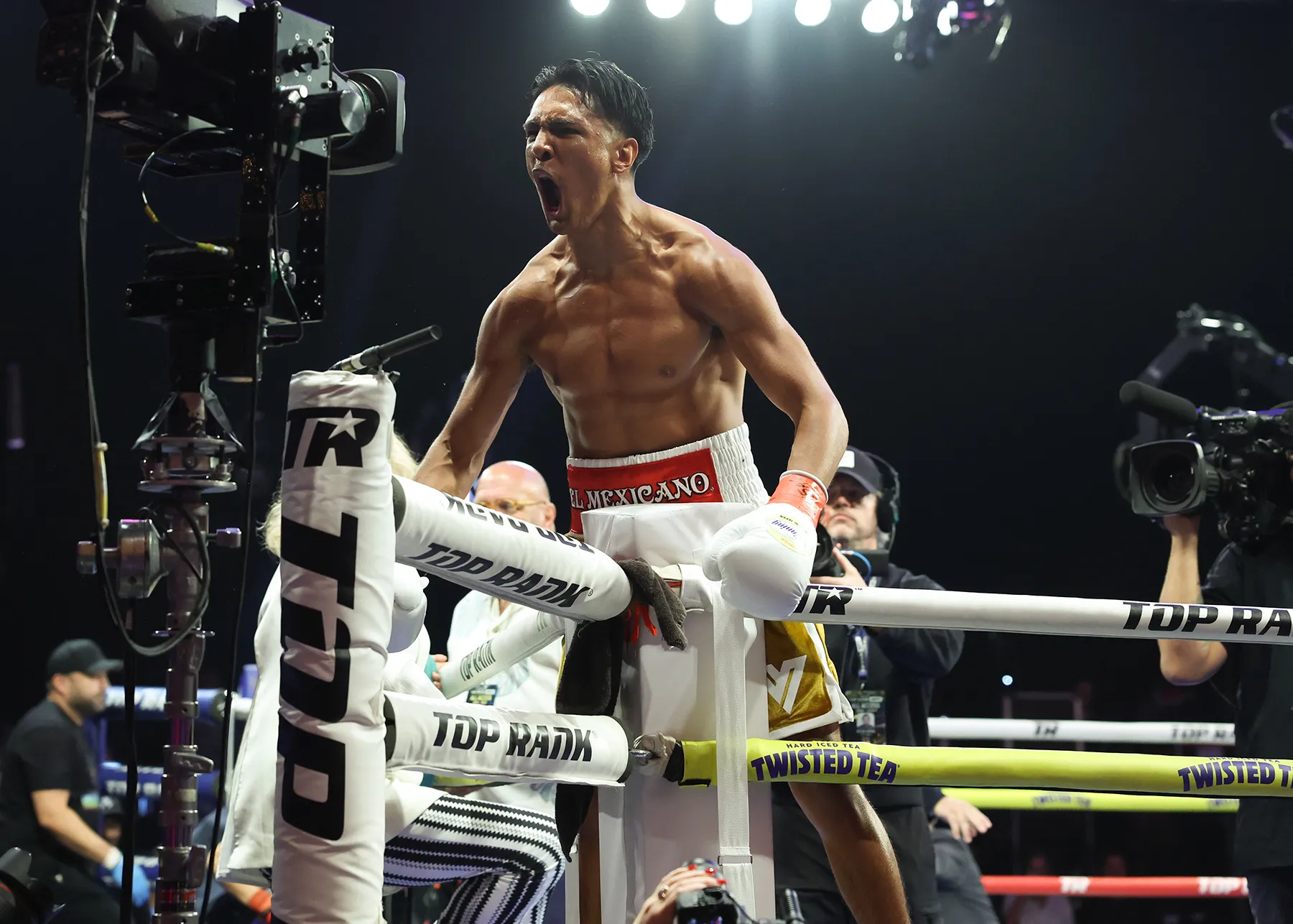 Emiliano Vargas finishes Alexander Espinoza in 42 seconds