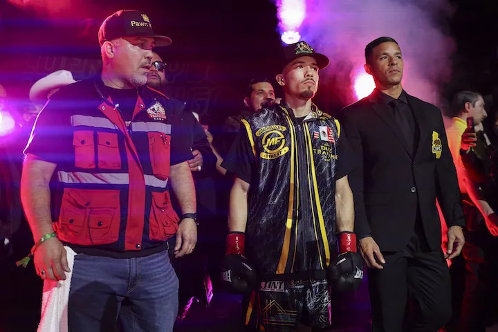 Manuel Flores takes measure of Jorge Chavez, fights to a draw