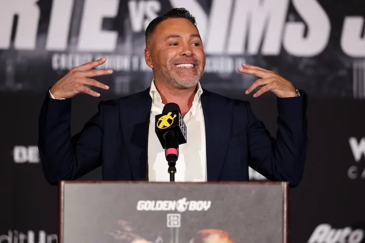 Oscar De La Hoya ‘claps’ at Canelo Alvarez, Dana White, Richard Schaefer  