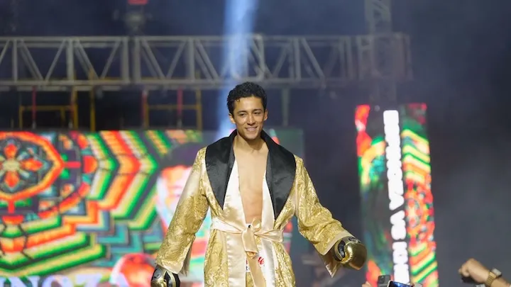 Rafael Espinoza batters, stops Arnold Khegai in 11 to defend title