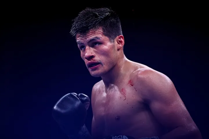 Alberto Mora survives knockdown to outpoint Jose Amaro in Mexico