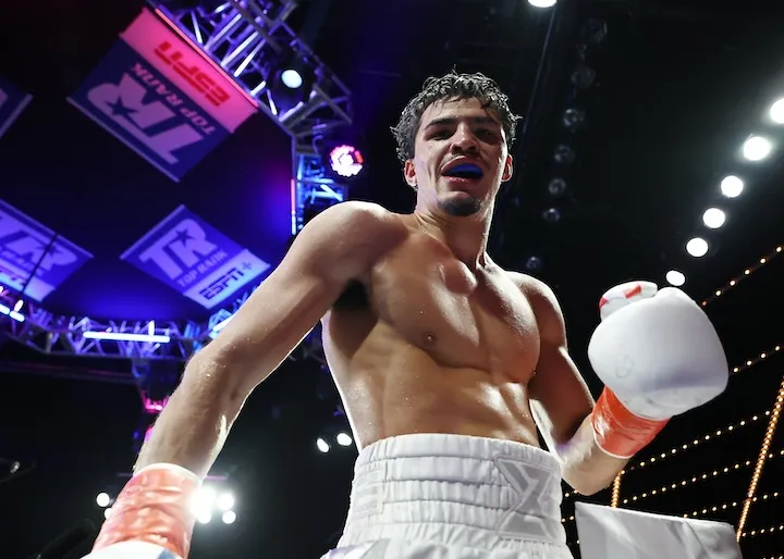 Xander Zayas outboxes Abass Baraou to become youngest unified titlist