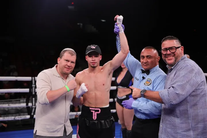 Felix Parrilla becomes first to stop Jose Velasquez with TKO2