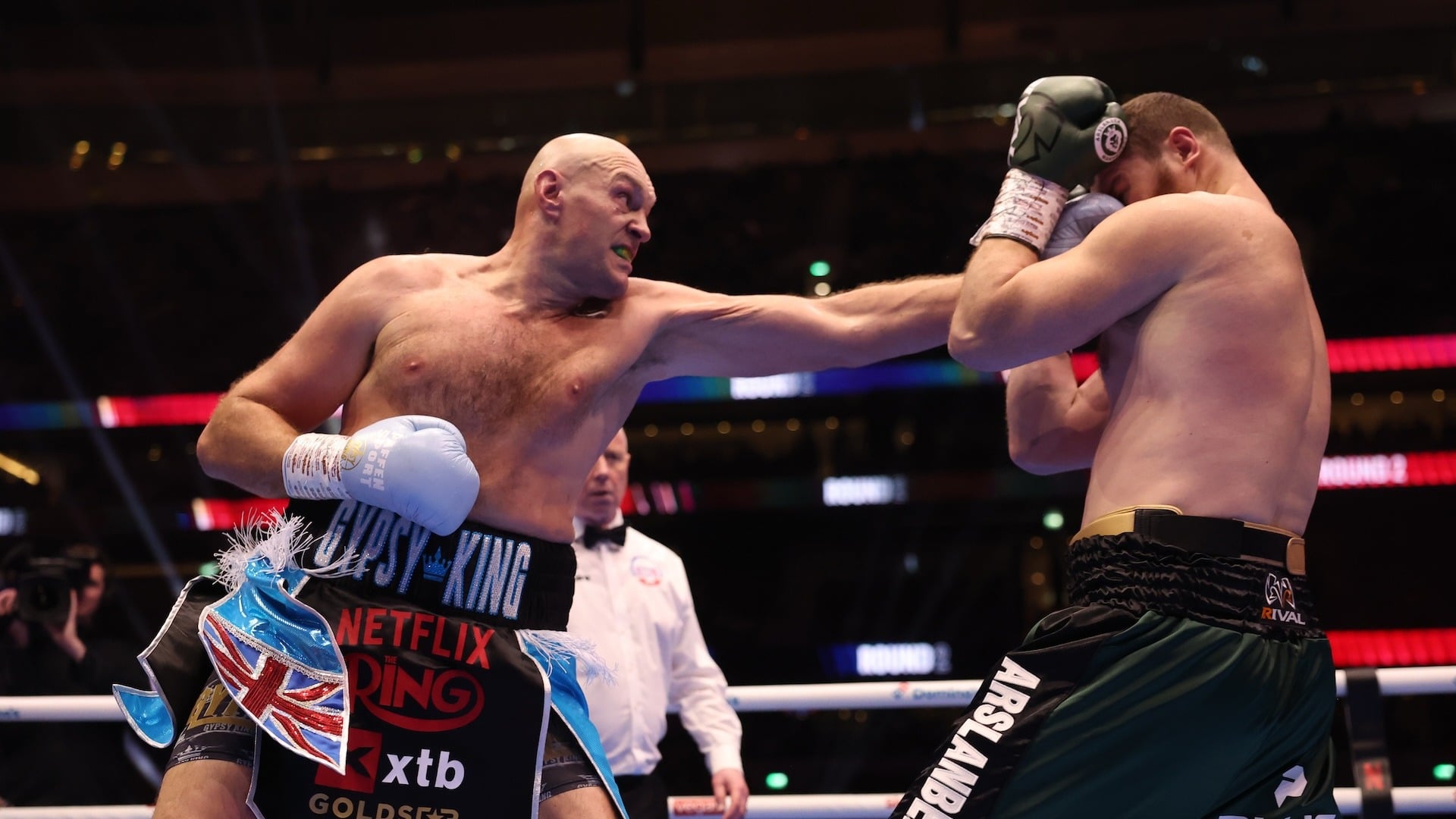 Fury sets up Battle of Britain vs. Joshua after dominating Makhmudov