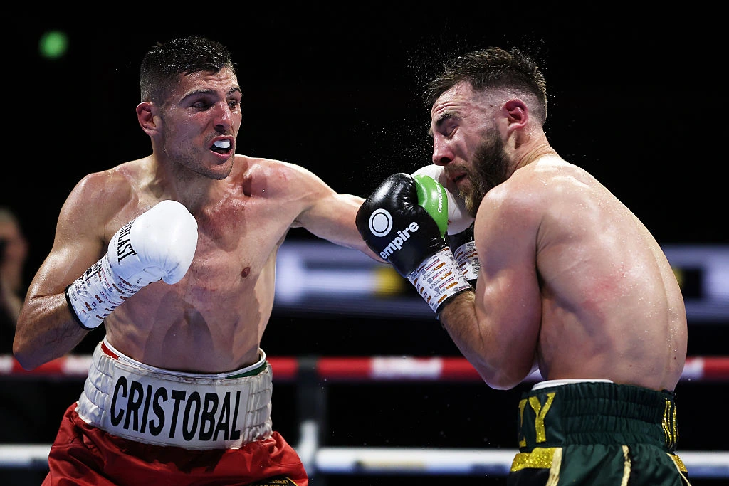 Lorente scores split decision over Collins to earn shot at Carrington