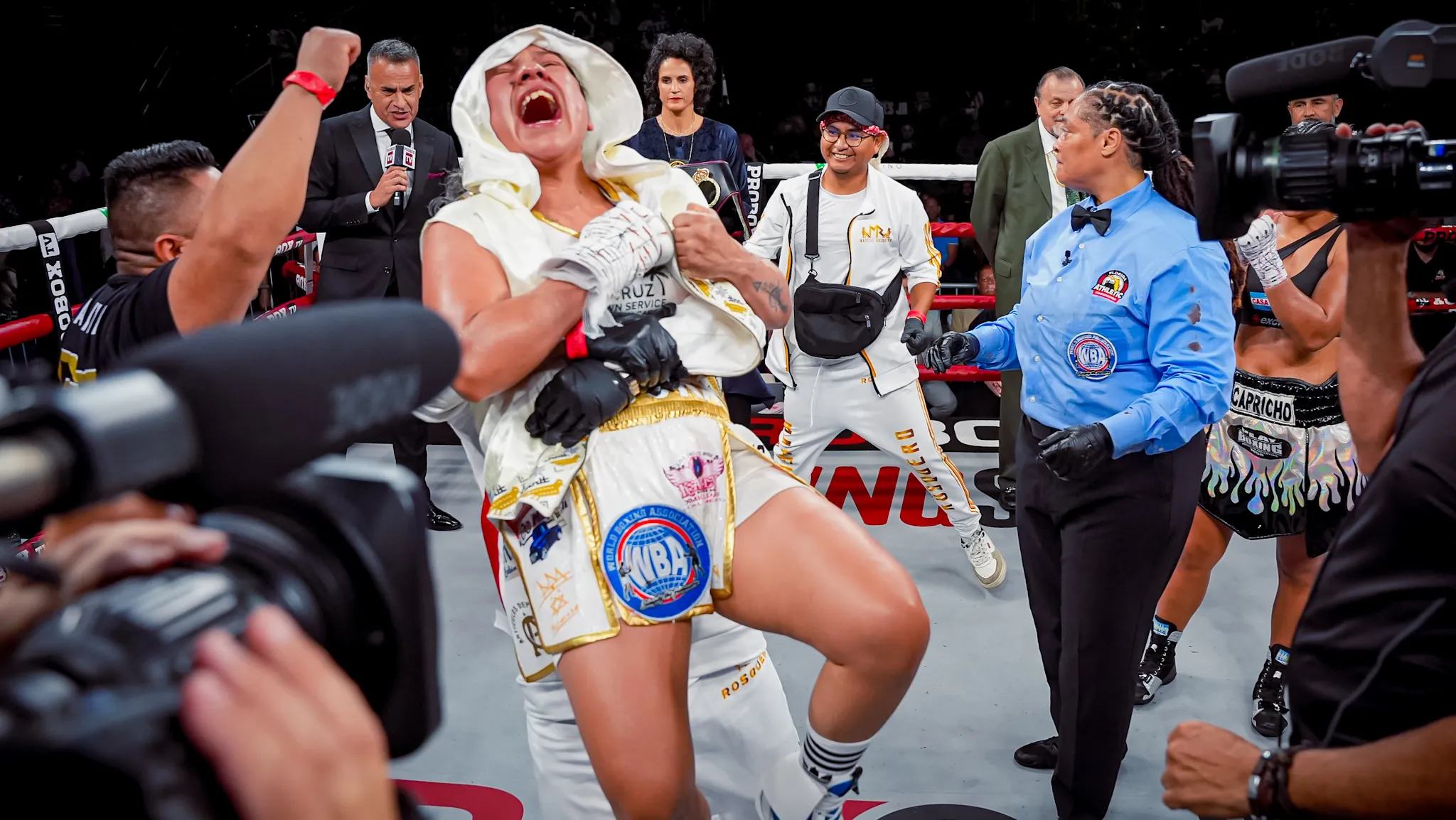 Mayelli Flores Rosquero tells Ellie Scotney to forget about Mexican wave