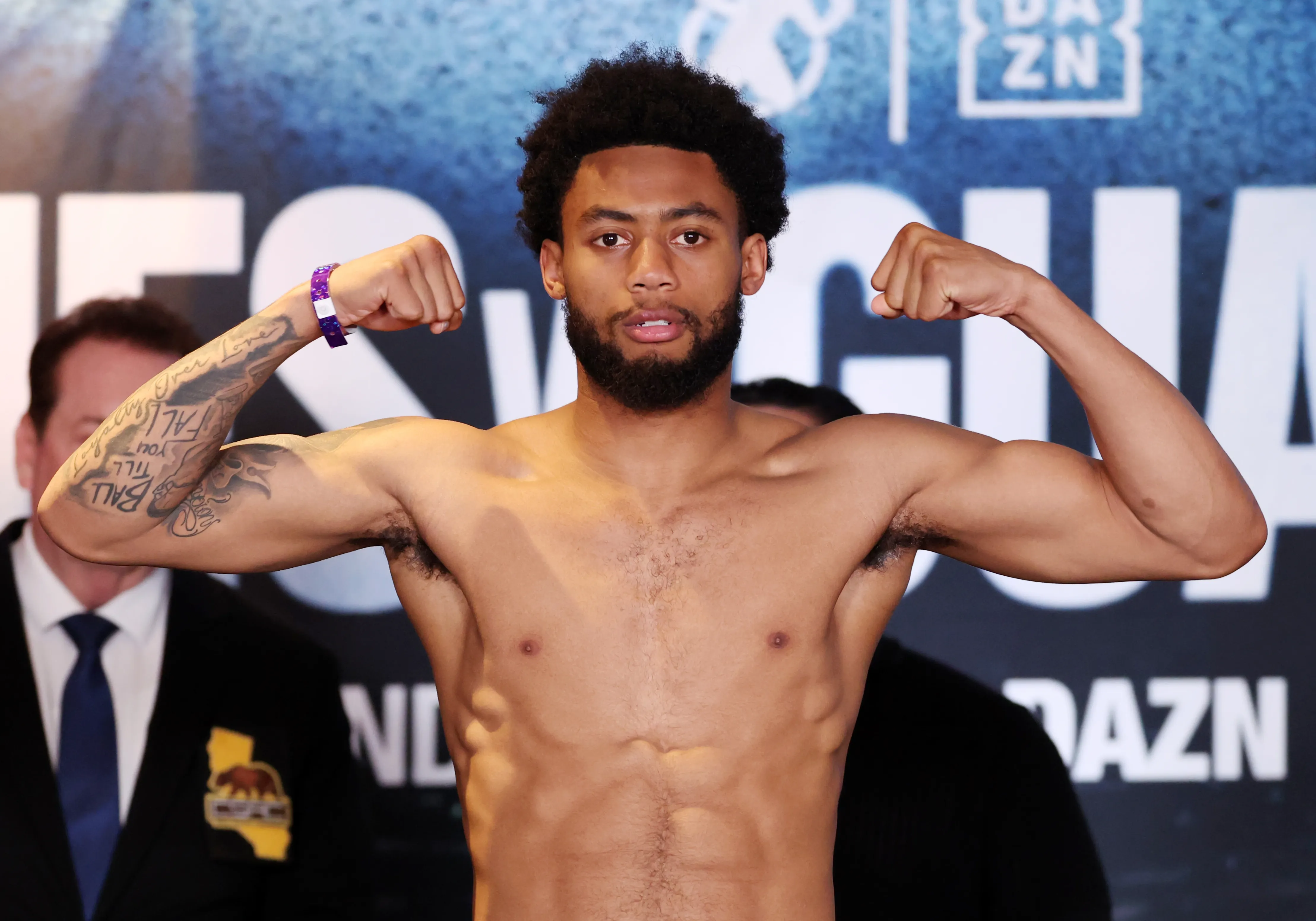 Jones stops Gualtieri in 3rd round in 160-pound title eliminator