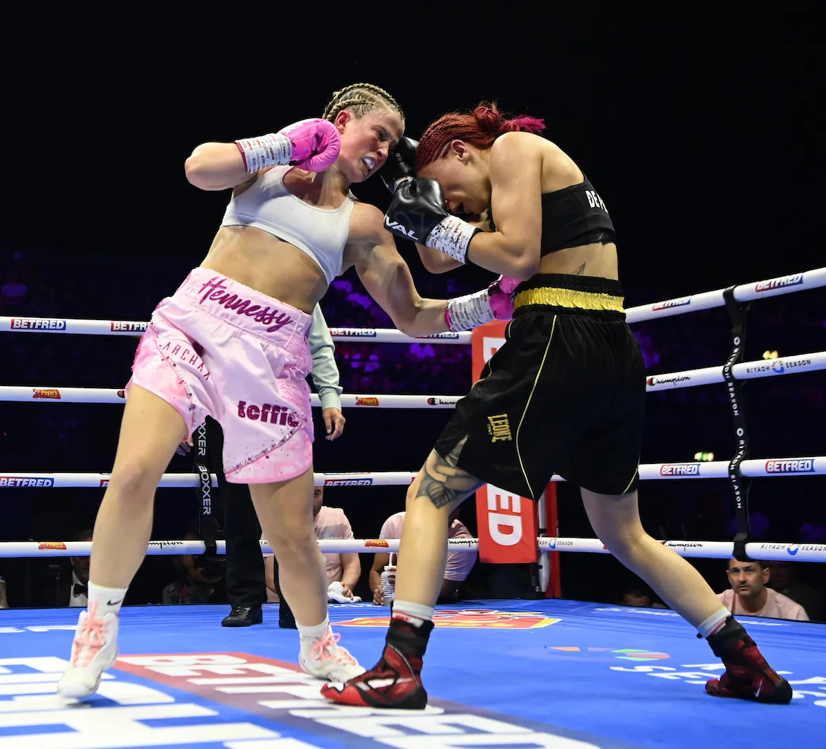 Fran Hennessy overwhelms Aurora De Persio in London