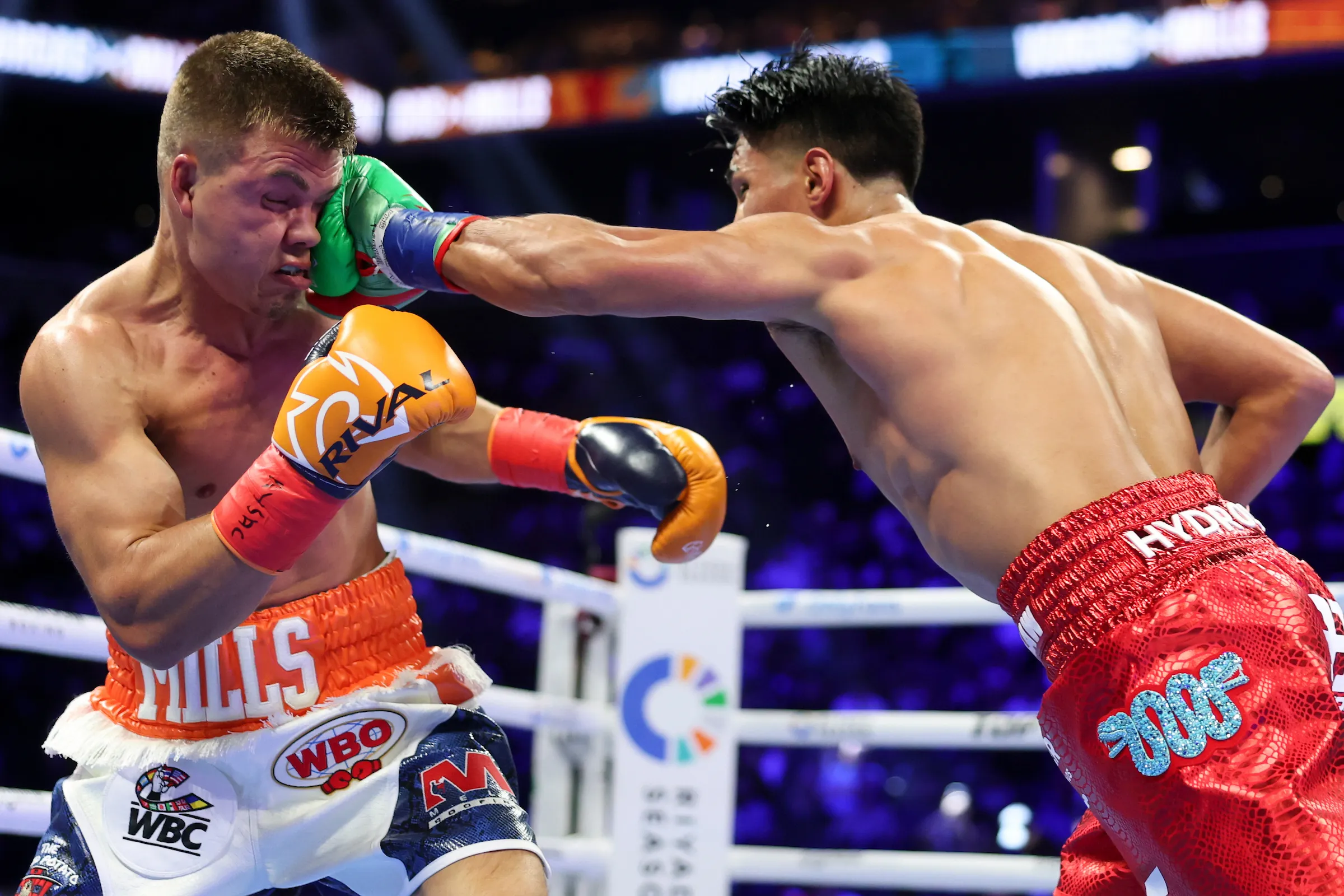 Emiliano Vargas finishes Bryce Mills in the fourth