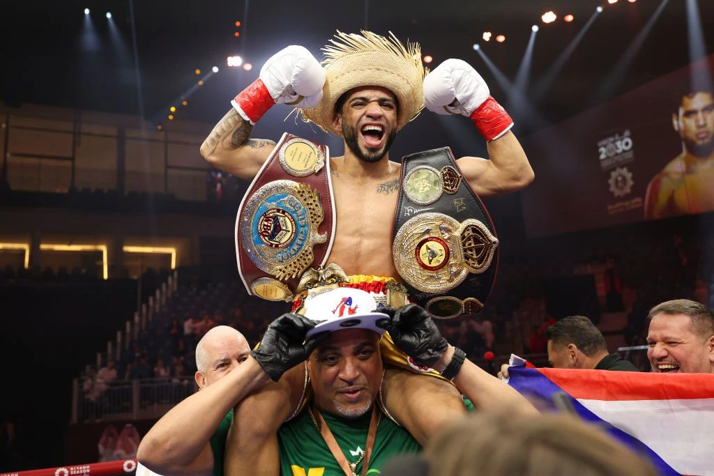 Valdez Comes In 6.2 Pounds Overweight For Fight With Collazo
