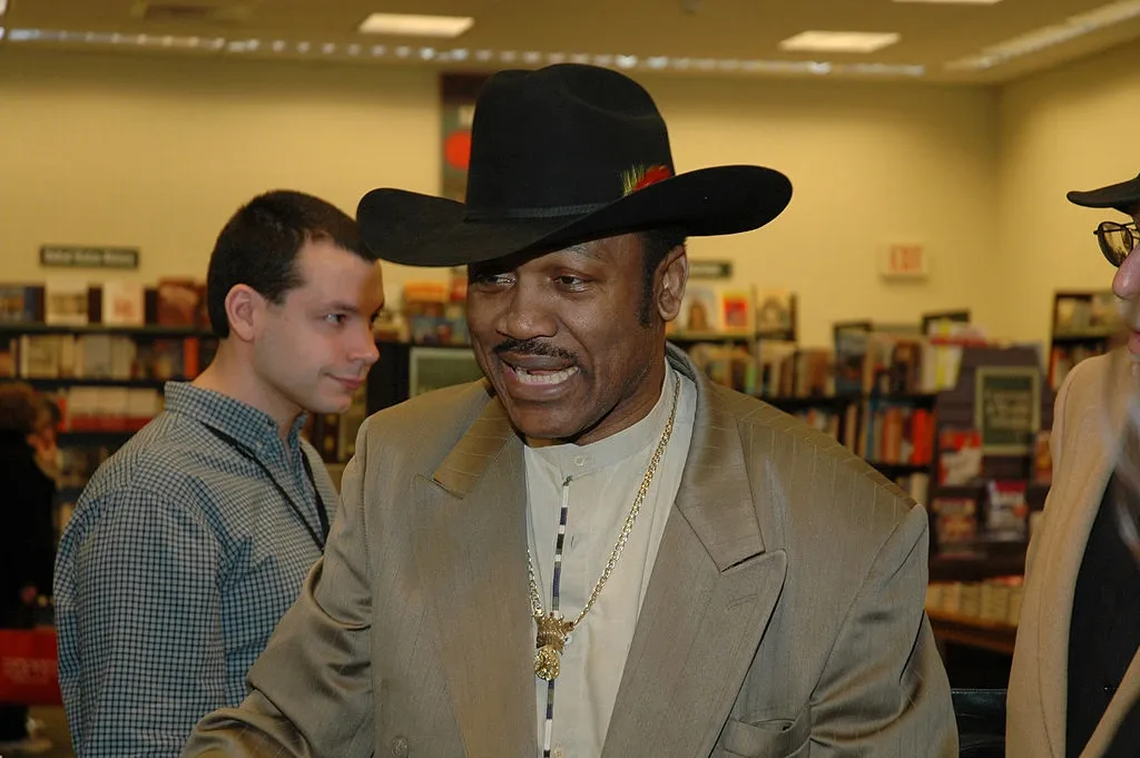 Philadelphia unveils Joe Frazier statue at Museum of Art