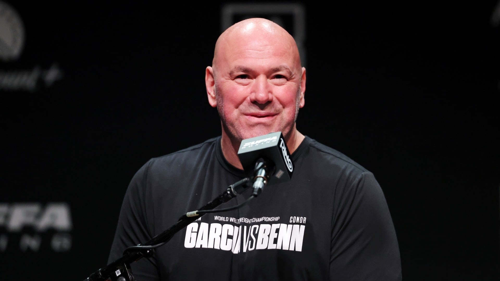 White says De La Hoya wasn't banned, Garcia wanted promoter there