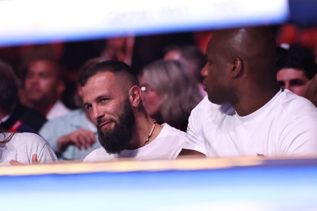 Anthony Cacace sits ringside during Itauma vs Hrgovic.