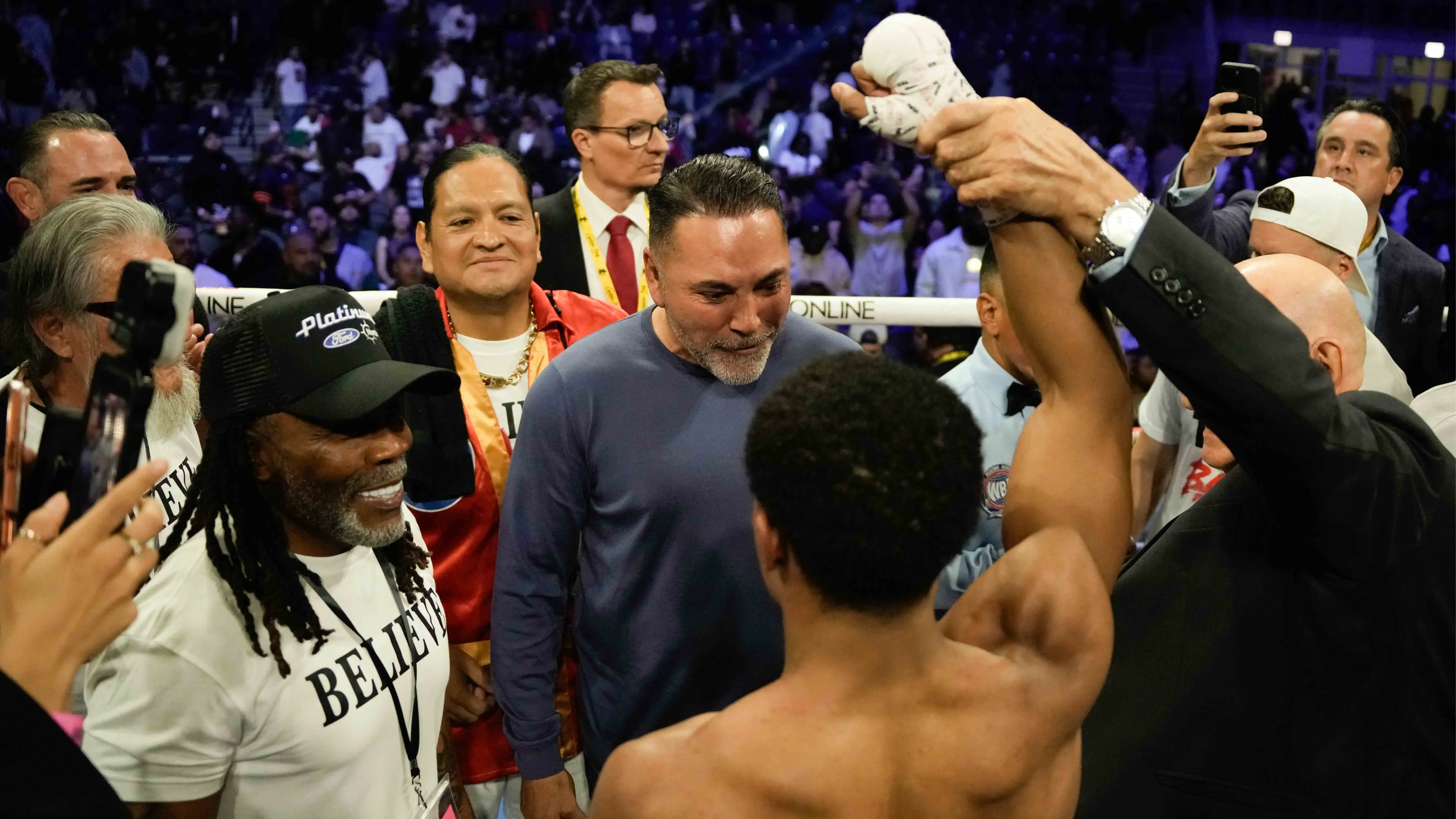 De La Hoya wants unifications for Floyd Schofield next