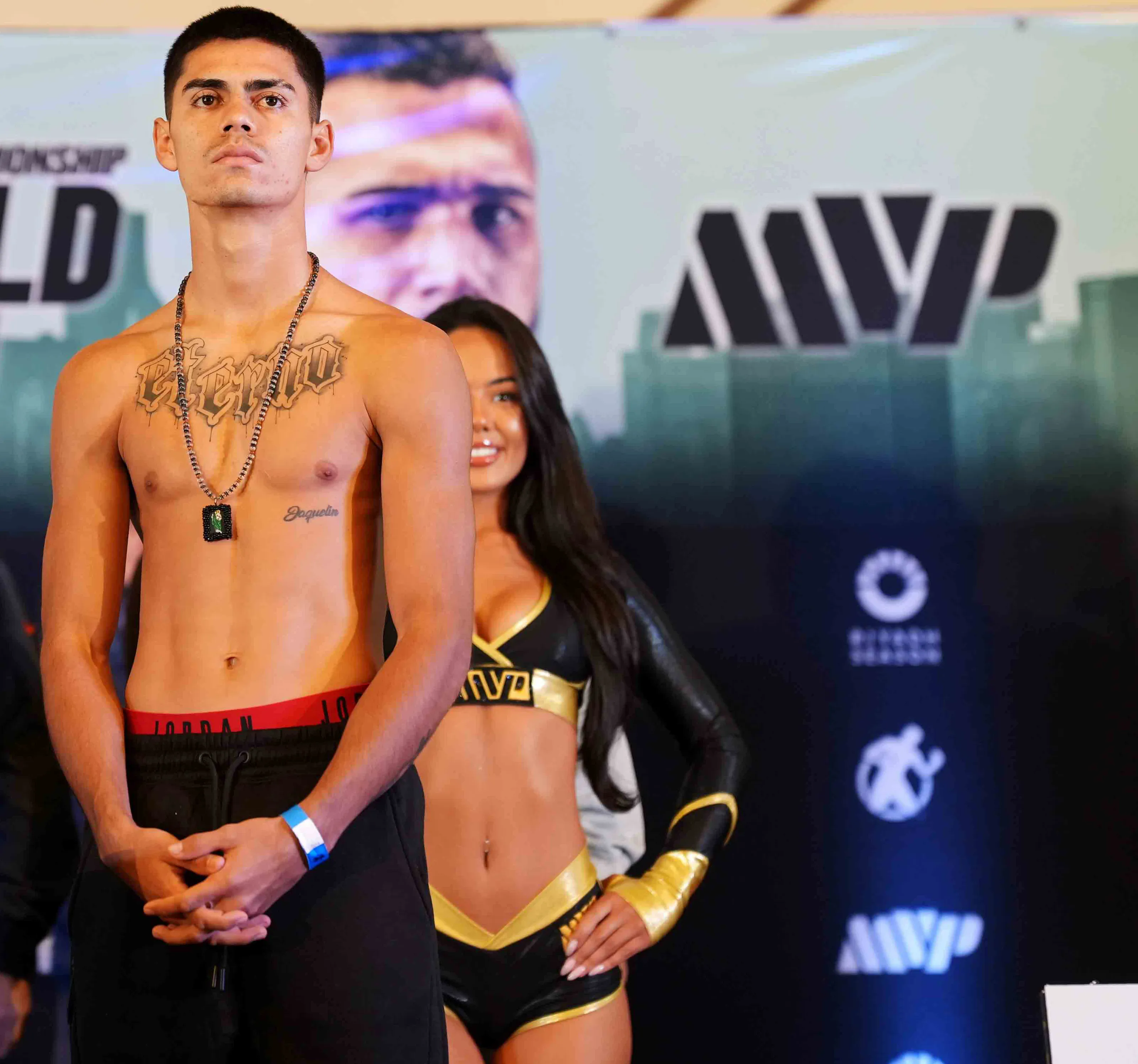 New champion Sergio Mendoza shocks Ricardo Sandoval with three knockdowns