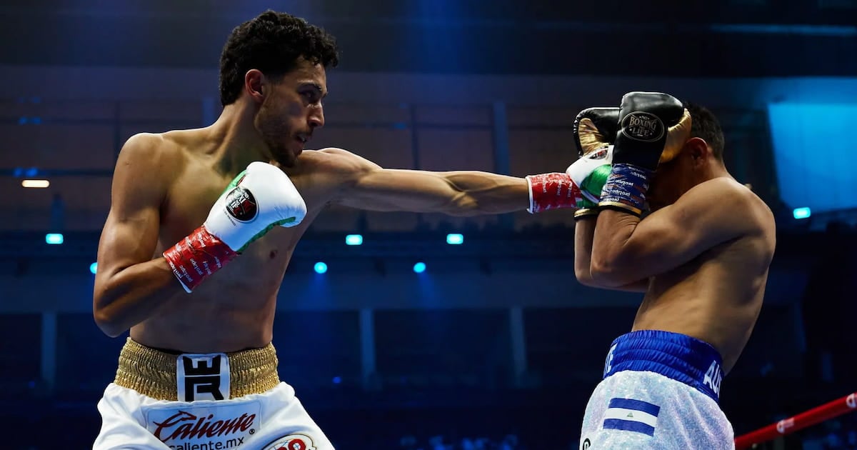 Rafael Espinoza retains WBO featherweight title with third-round stoppage of Ricardo Blandon